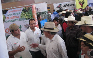 El Dr. Jorge Kondo López, Director General de Fomento a la Agricultura de SAGARPA visita el stand de Bionat.